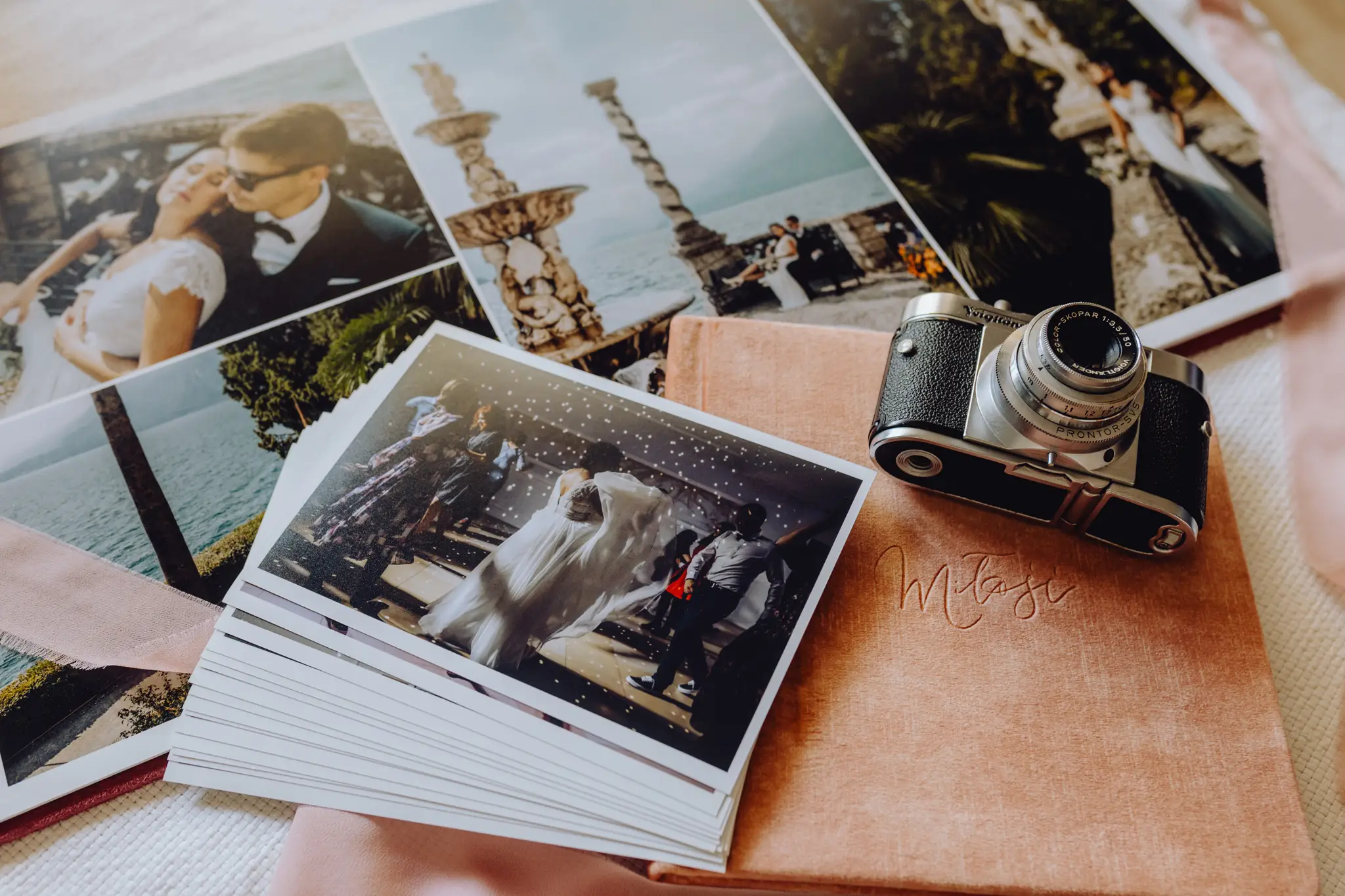 Brzoskwiniowy fotoalbum, odbitki zdjęć i aparat analogowy – oferta pakietu foto i wideo